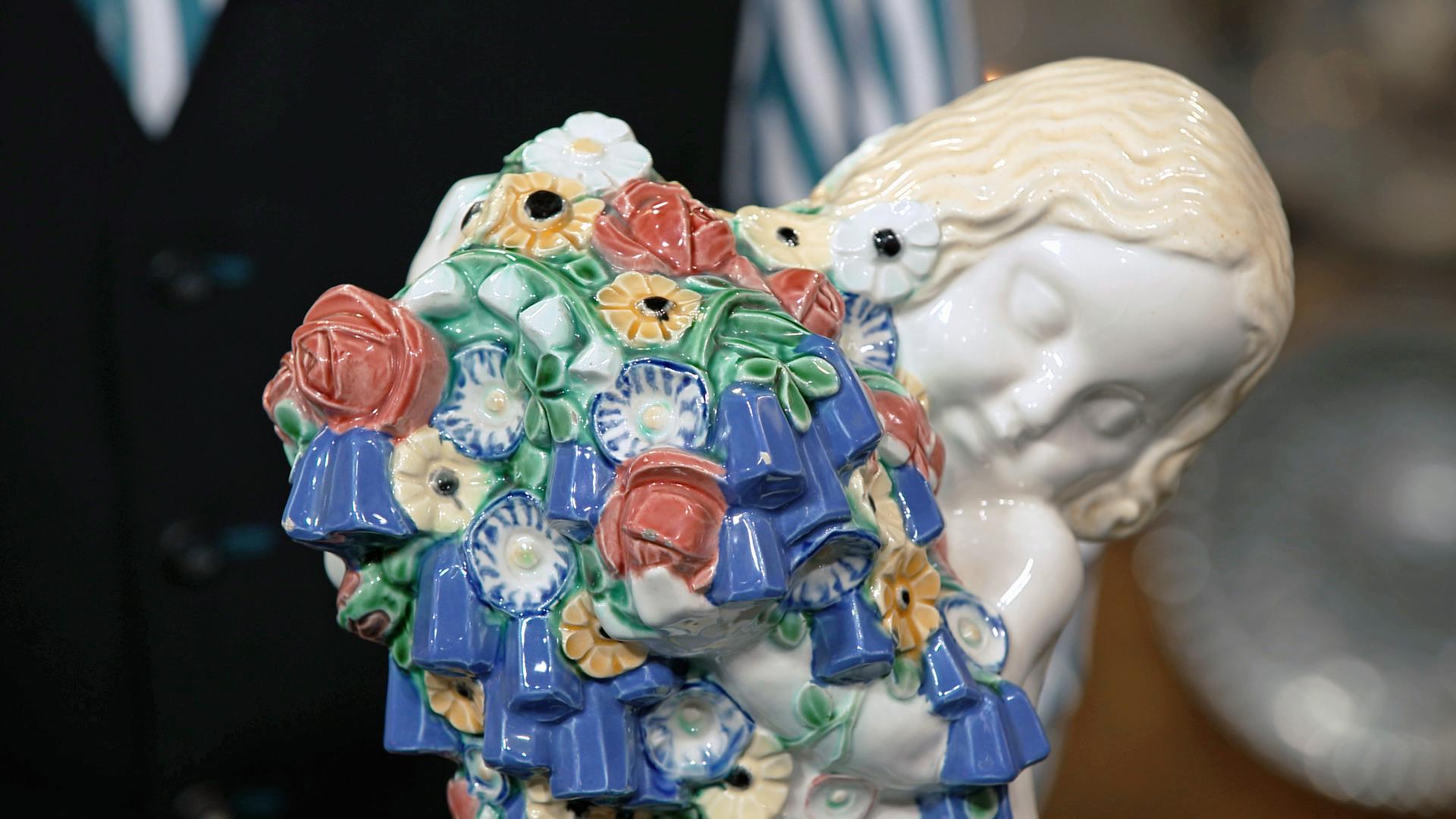 Eine antike Wiener Keramik mit dem Titel "Frühling" aus einer Vier-Jahreszeiten-Serie