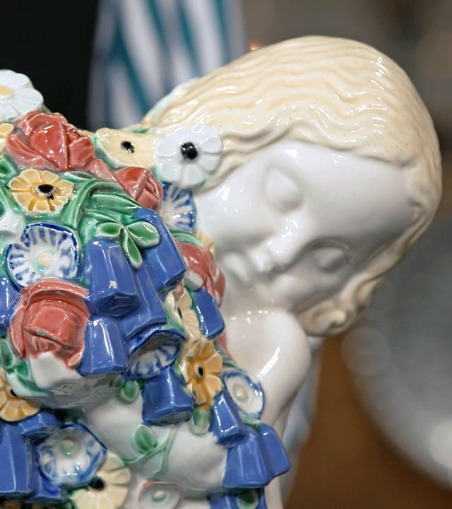 Eine antike Wiener Keramik mit dem Titel "Frühling" aus einer Vier-Jahreszeiten-Serie