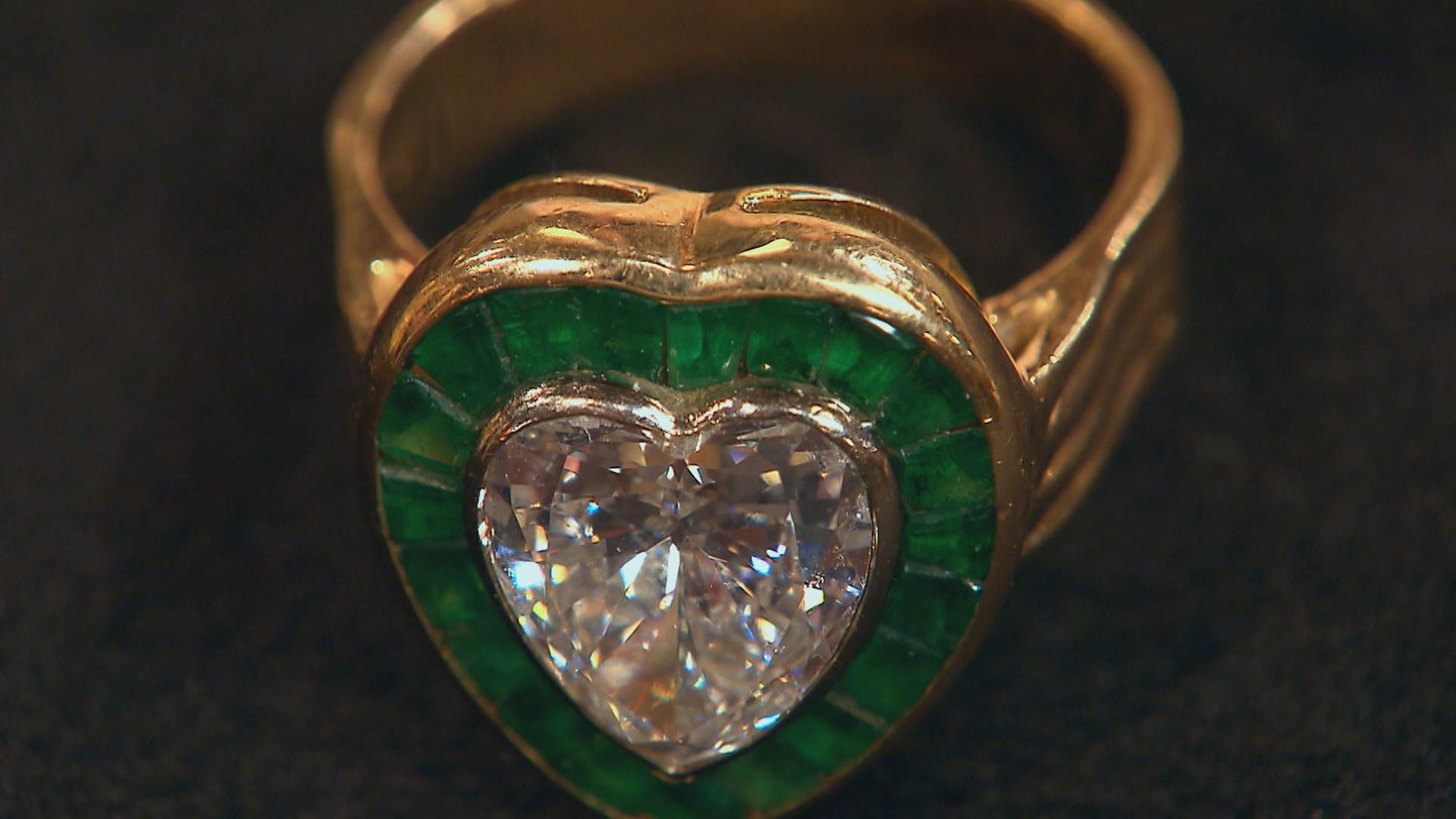 Herzring mit Edelsteinen