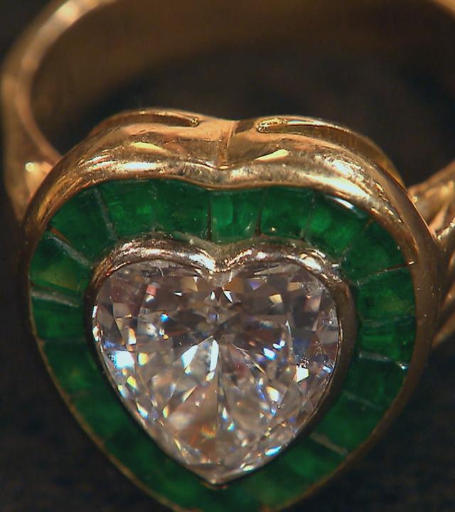 Herzring mit Edelsteinen