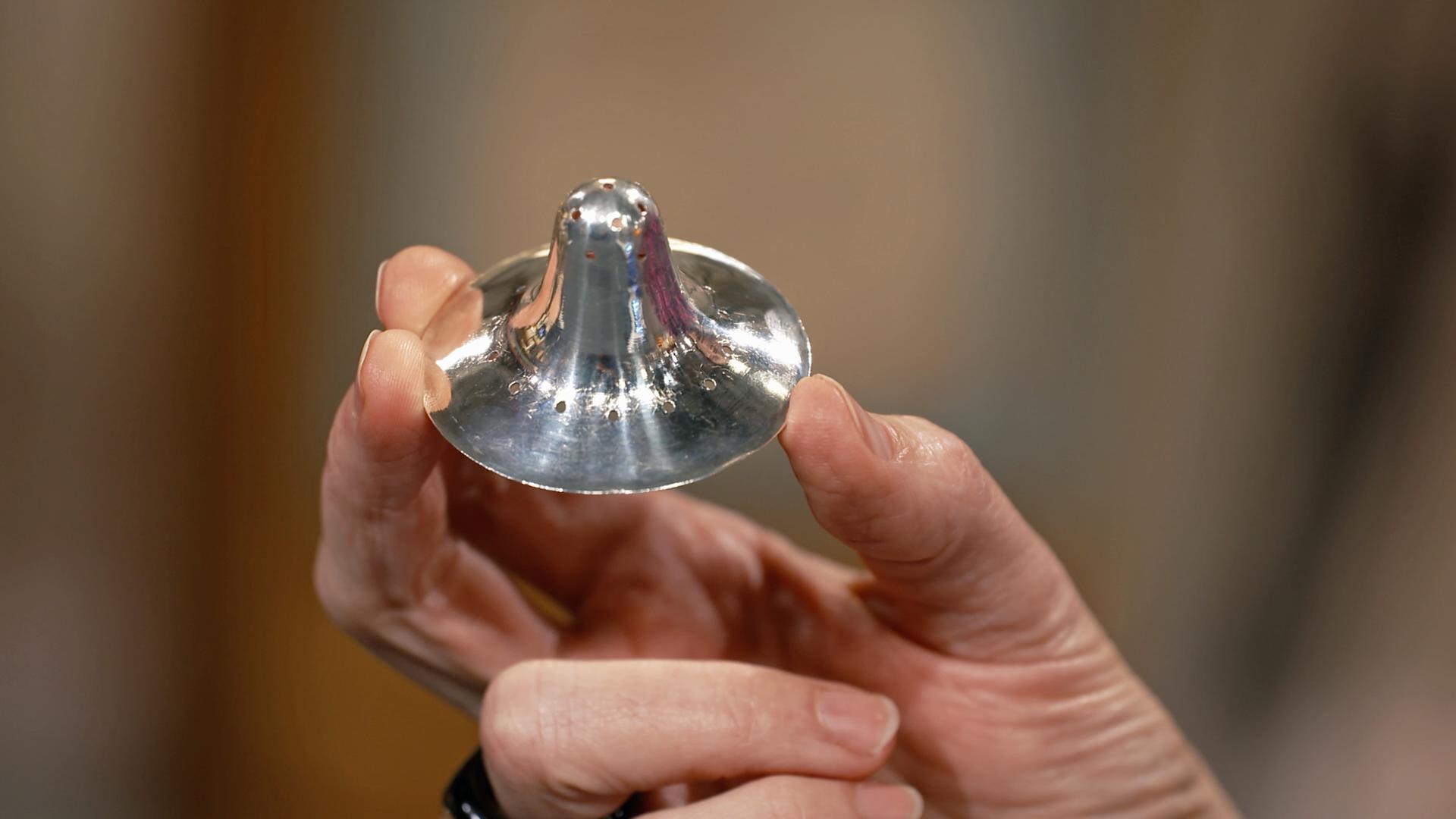 Ein silbernes Stillhütchen aus dem Jahr 1789