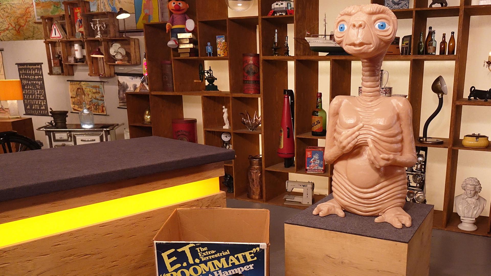 "E.T. – Der Außerirdische"-Figur mit dazugehörigem Karton