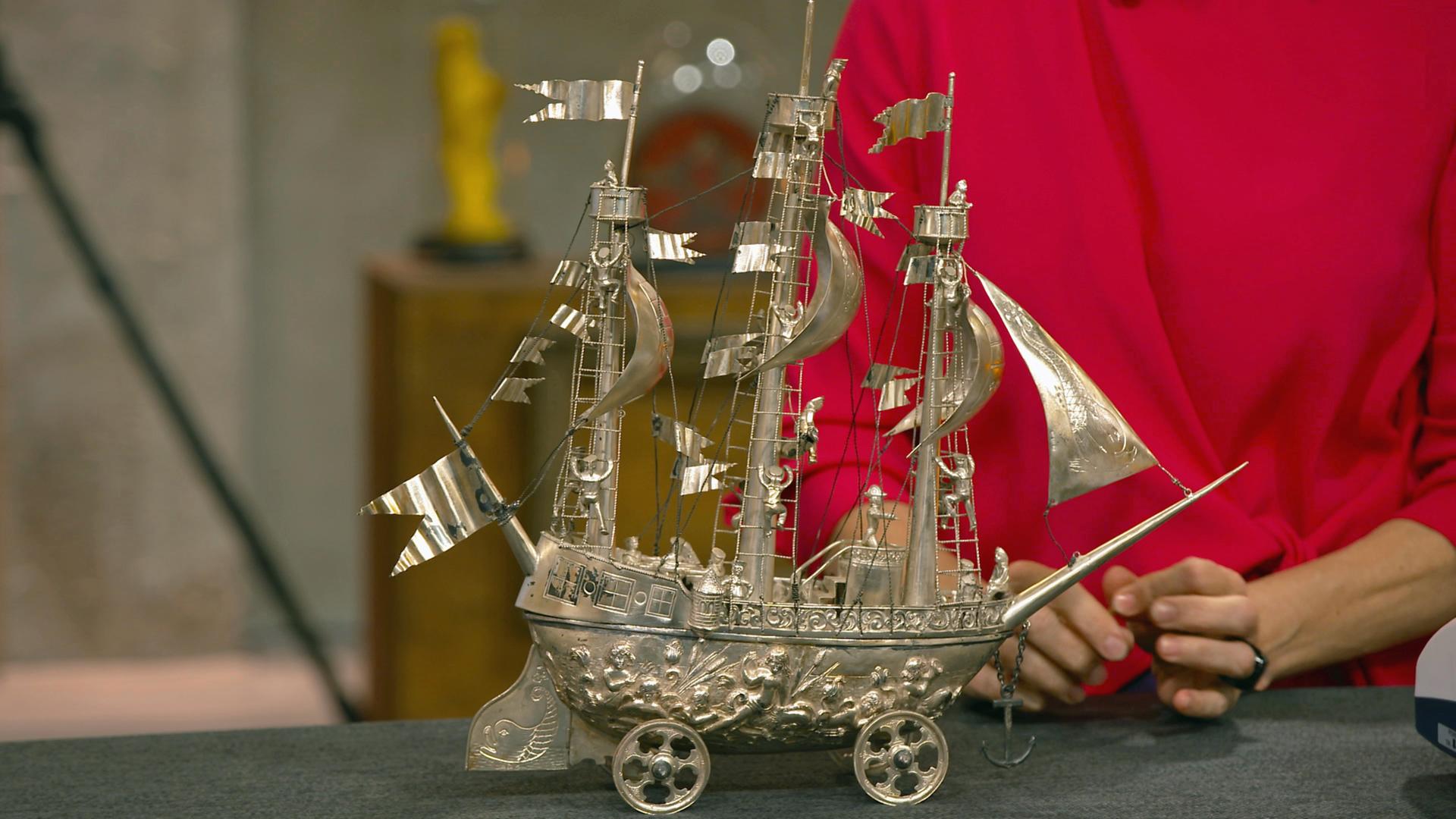 Ein silberner Tafelaufsatz in Form eines Segelschiffes