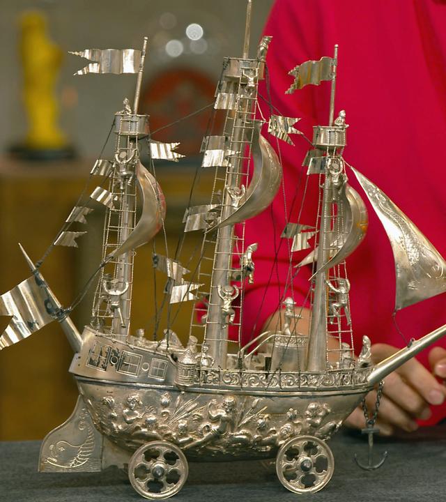 Ein silberner Tafelaufsatz in Form eines Segelschiffes