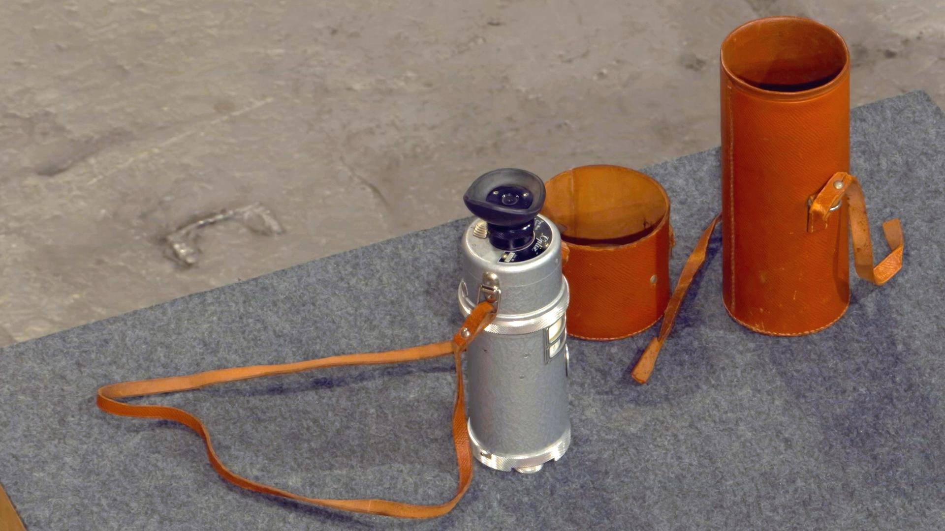 Silbernes Pyrometer "Optix" mit Lederbehälter.