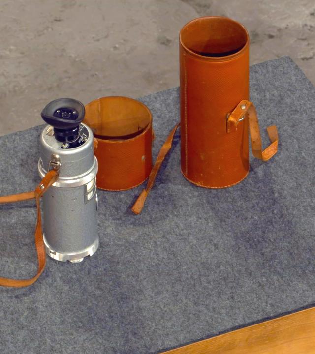 Silbernes Pyrometer "Optix" mit Lederbehälter.