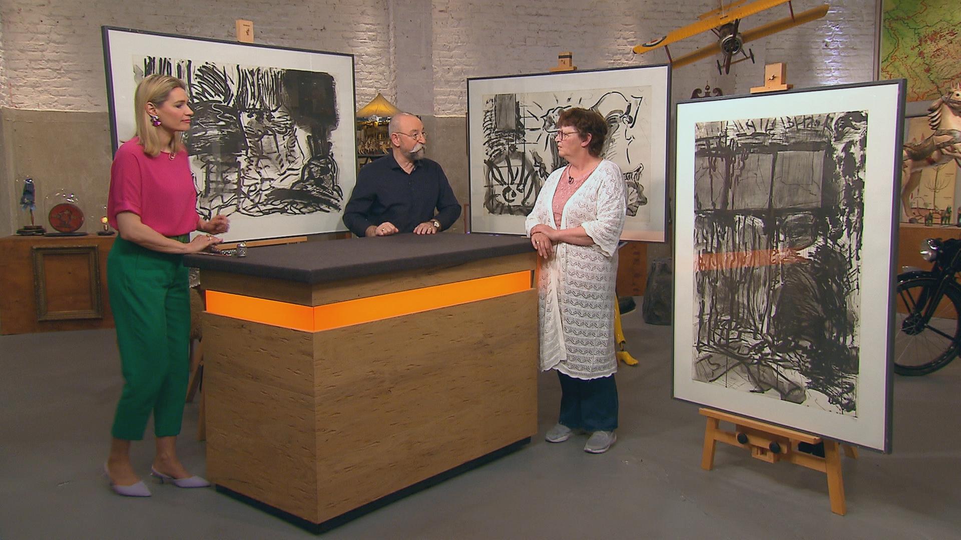 Expertin Dr. Bianca Berding begutachtet drei Radierungen von Per Kirkeby. Mit ihr am Expertisentisch stehen Horst Lichter und die Verkäuferin.