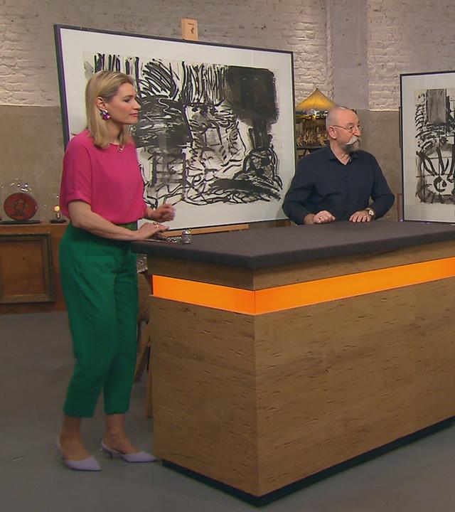 Expertin Dr. Bianca Berding begutachtet drei Radierungen von Per Kirkeby. Mit ihr am Expertisentisch stehen Horst Lichter und die Verkäuferin.