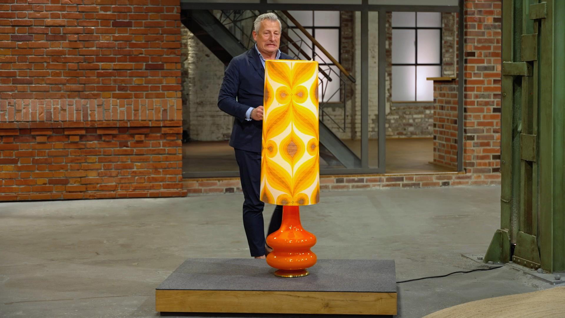 Markus Wildhagen mit einer Stehlampe aus den 1970er-Jahren