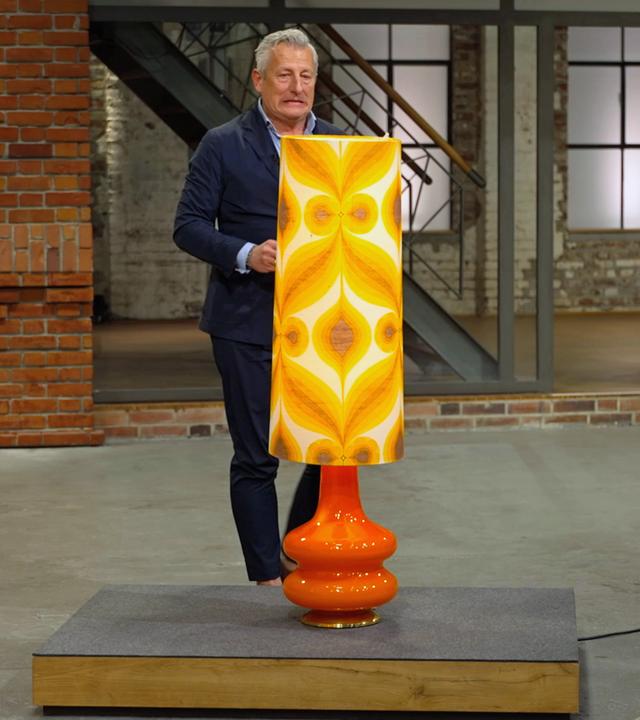 Markus Wildhagen mit einer Stehlampe aus den 1970er-Jahren