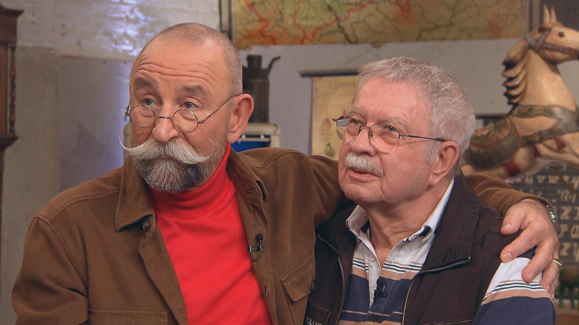 Moderator Horst Lichter hat den Arm um einen Verkäufer gelegt