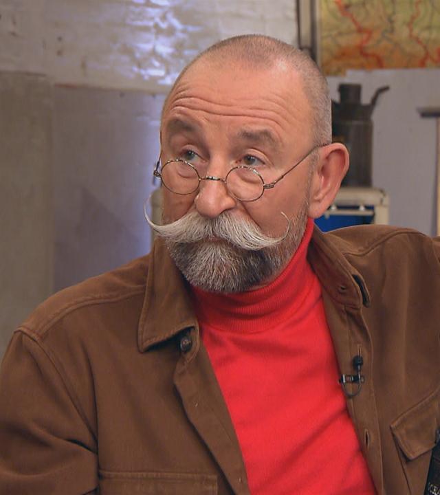 Moderator Horst Lichter hat den Arm um einen Verkäufer gelegt