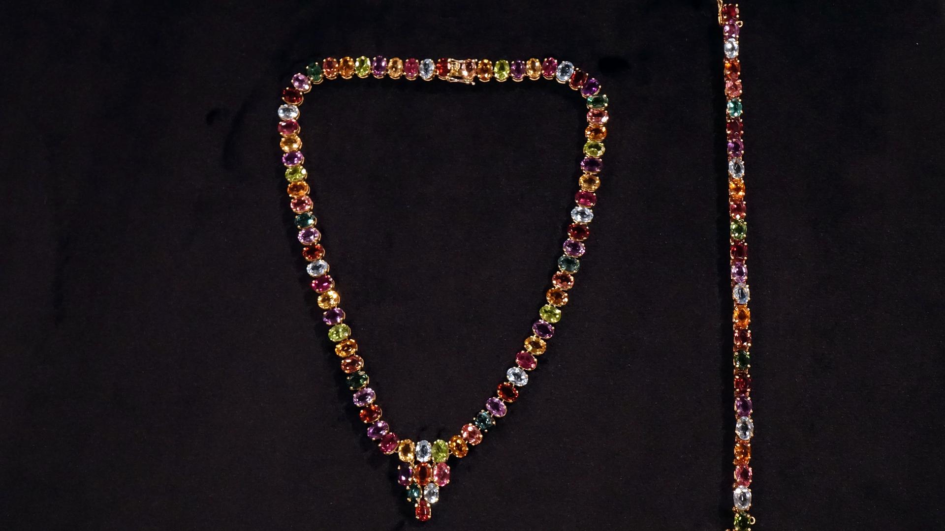 Schmuckset mit bunten Steinen