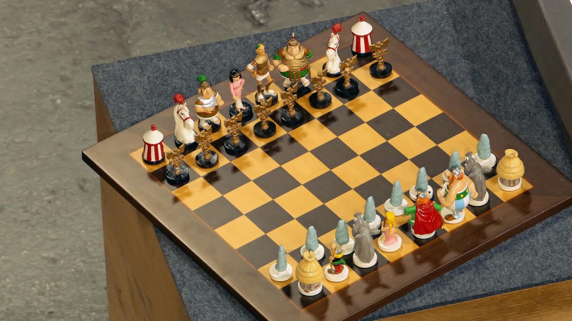 Schachspiel mit Asterix- und Obelixfiguren. 