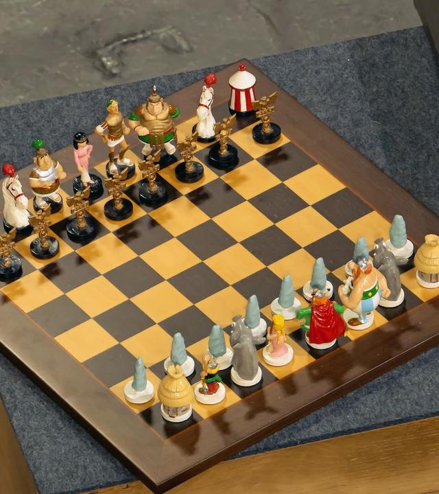 Schachspiel mit Asterix- und Obelixfiguren. 