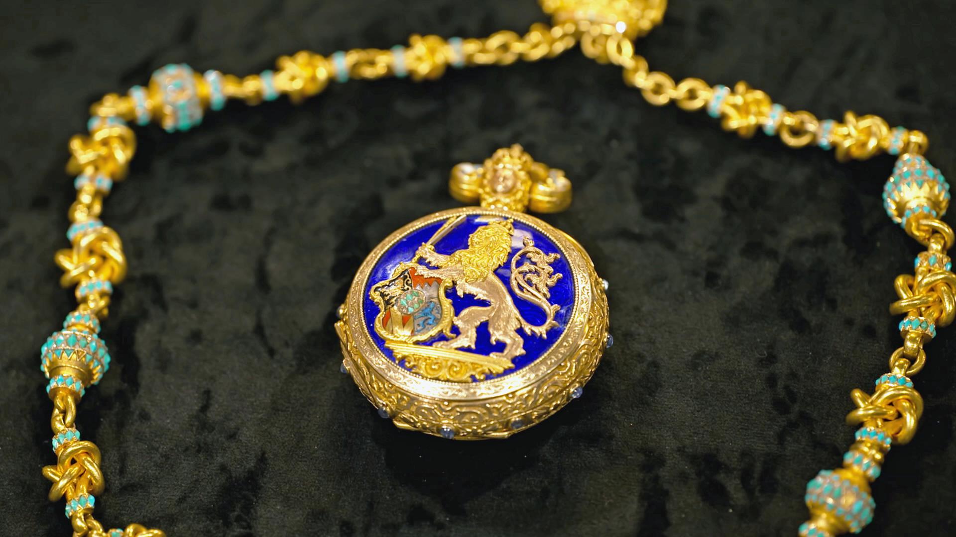 Eine antike, goldene Taschenuhr mit Chatelaine.