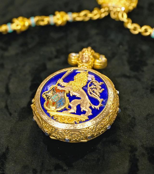 Eine antike, goldene Taschenuhr mit Chatelaine.