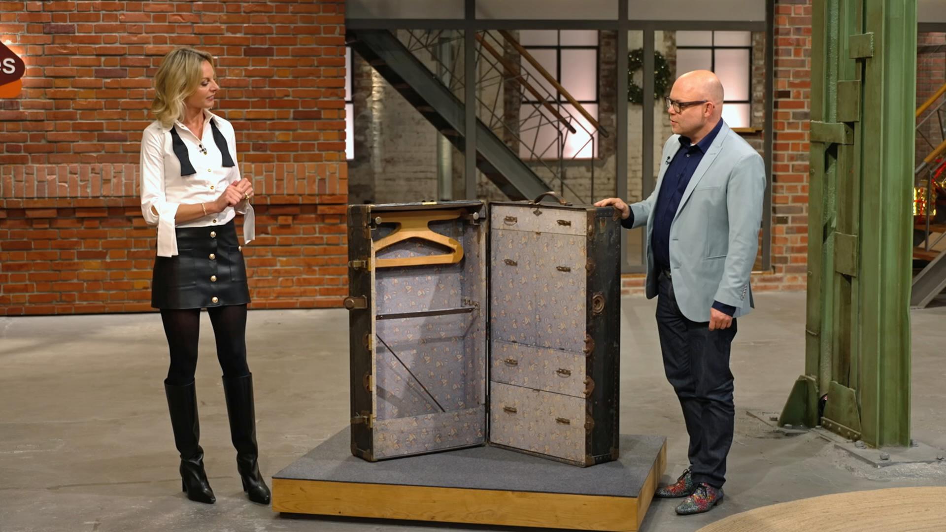 Susanne Steiger und Benjamin Leo Leo mit einem alten Schrankkoffer.