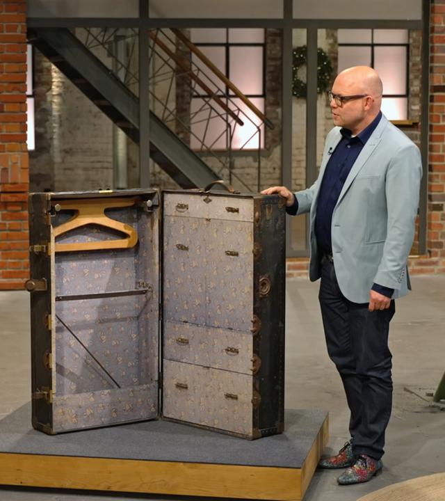 Susanne Steiger und Benjamin Leo Leo mit einem alten Schrankkoffer.