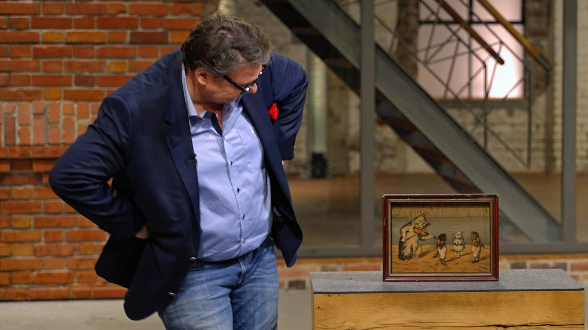 Daniel Meyer mit einem seltenen und antiken Spieluhr-Kasten 