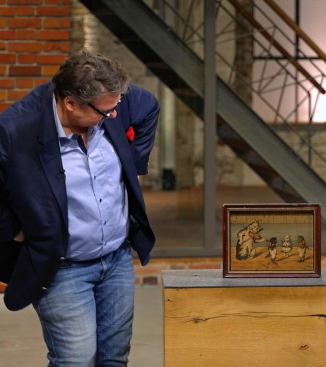 Daniel Meyer mit einem seltenen und antiken Spieluhr-Kasten 