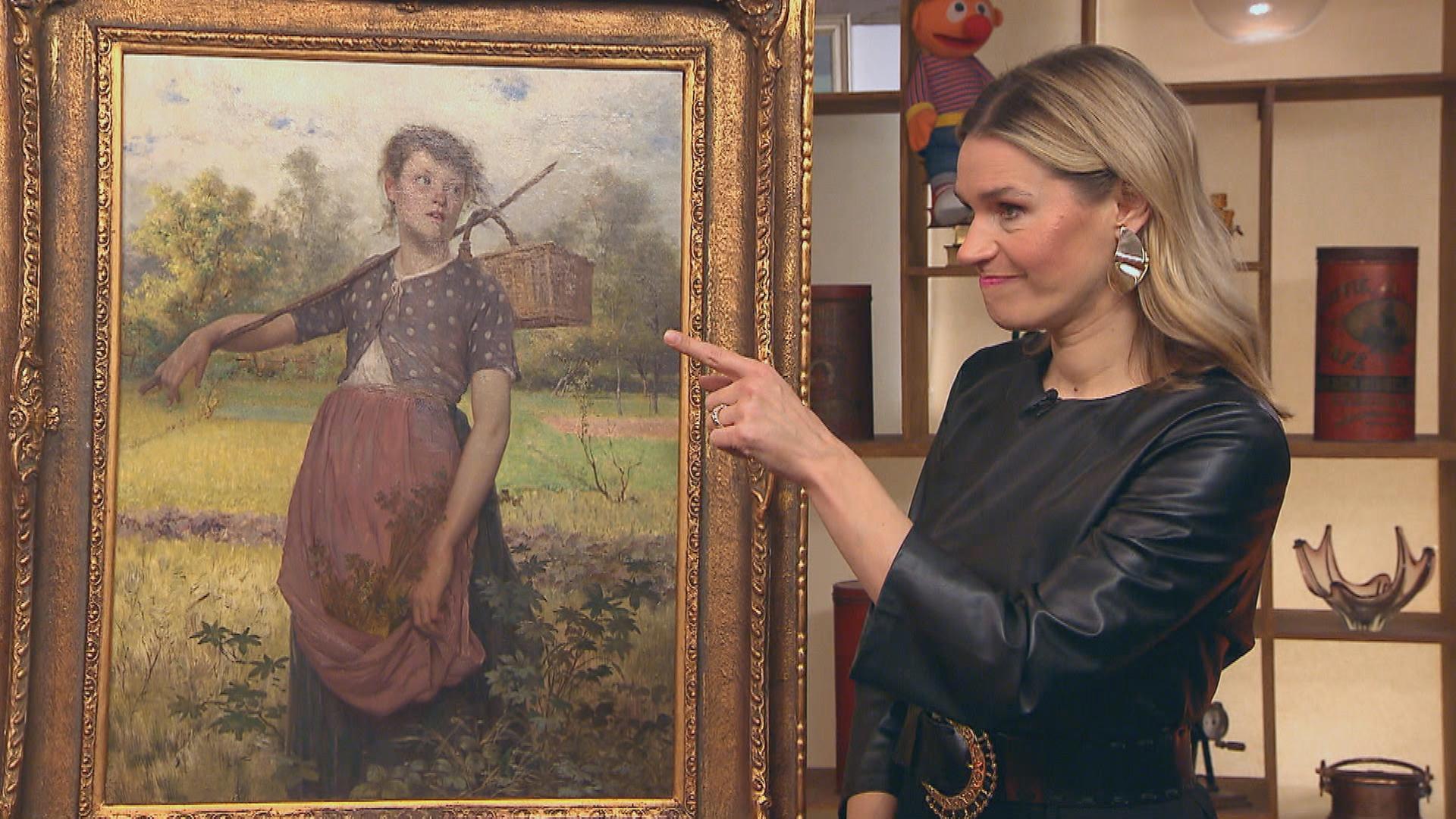 Expertin Dr. Bianca Berding zeigt auf ein Gemälde