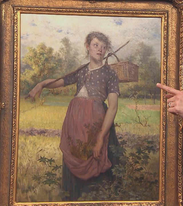 Expertin Dr. Bianca Berding zeigt auf ein Gemälde