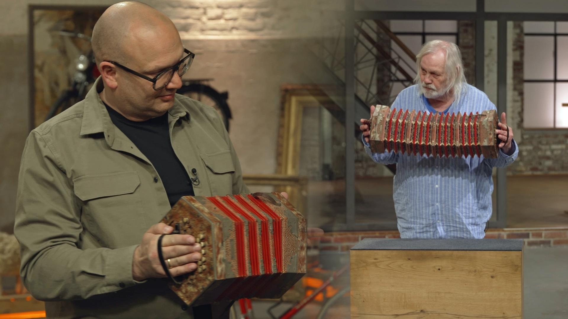 Sven Deutschmanek und Steve Mandel probieren eine alte Konzertina aus.