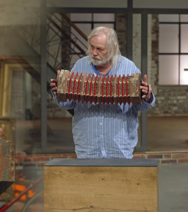 Sven Deutschmanek und Steve Mandel probieren eine alte Konzertina aus.