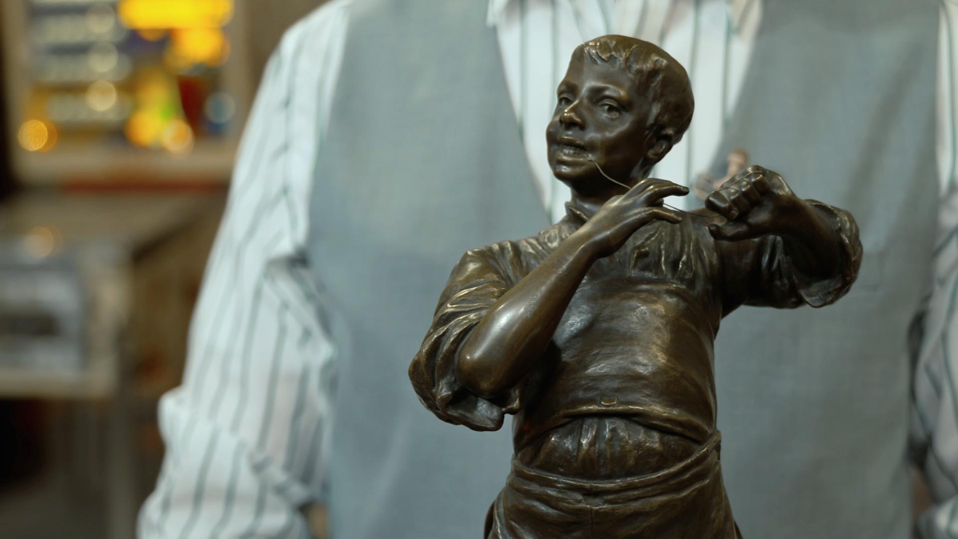 Eine Bronze-Statuette namens "Der Saitenspieler" aus dem Jahr 1906