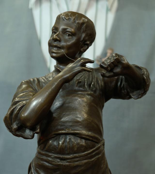 Eine Bronze-Statuette namens "Der Saitenspieler" aus dem Jahr 1906