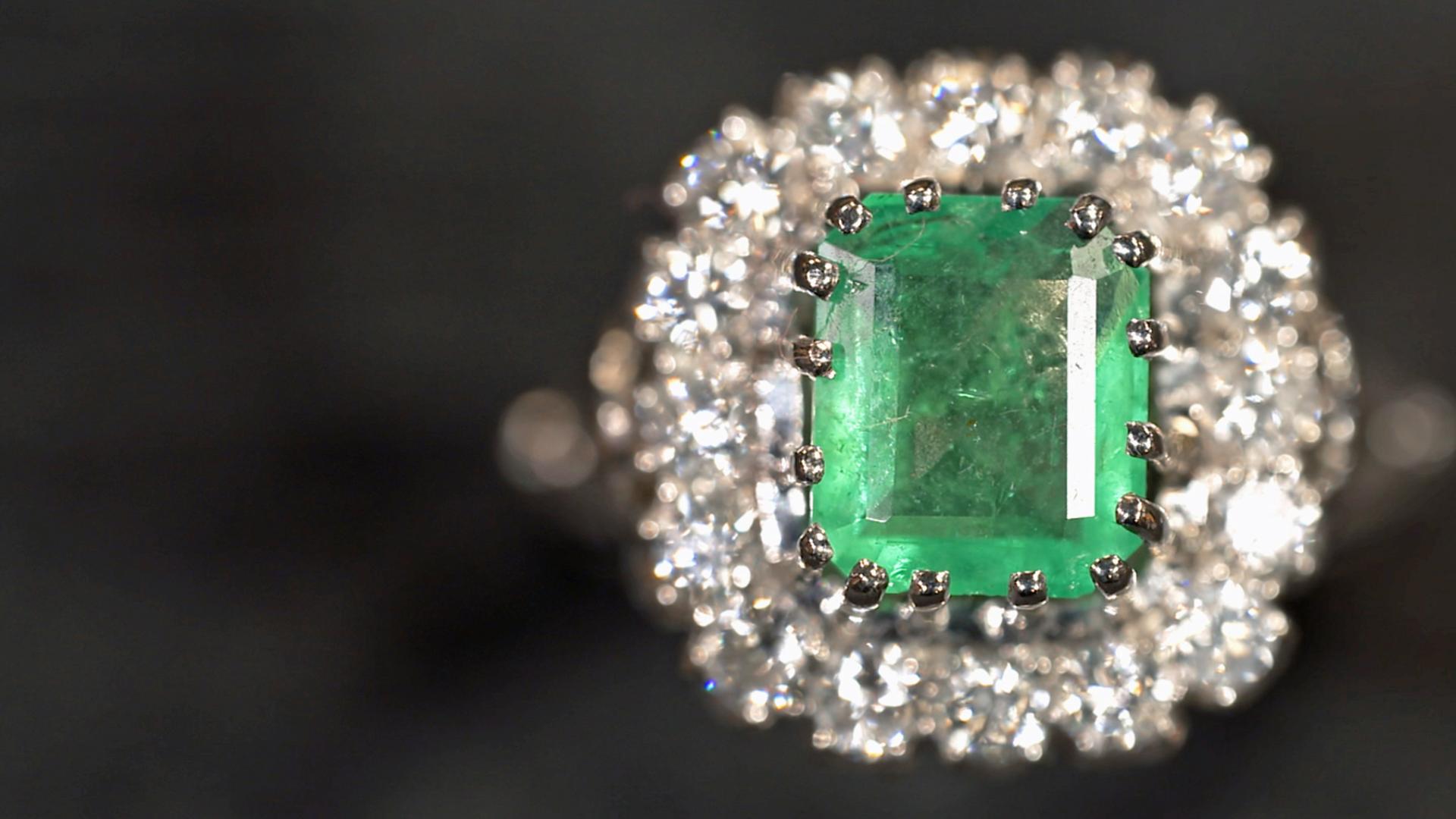 Ein Entourage-Ring mit hochkarätigem Steinbesatz.