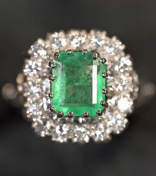 Ein Entourage-Ring mit hochkarätigem Steinbesatz.