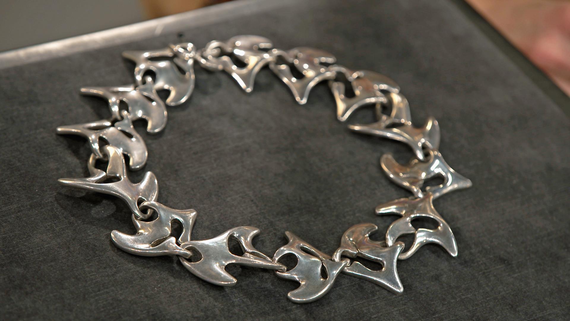 Ein silbernes Collier