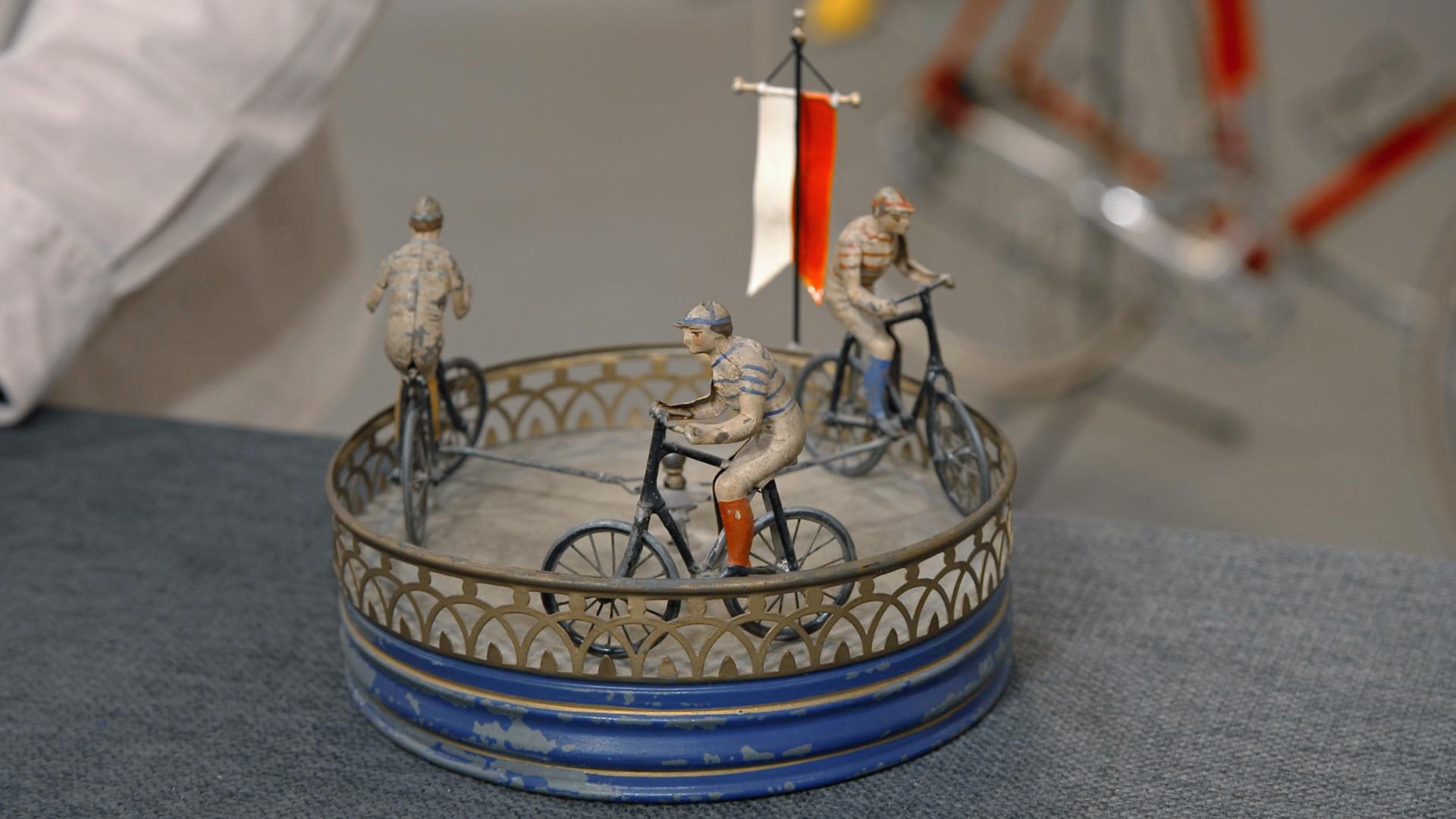 Ein antikes Blechspielzeug mit drei Radfahrern