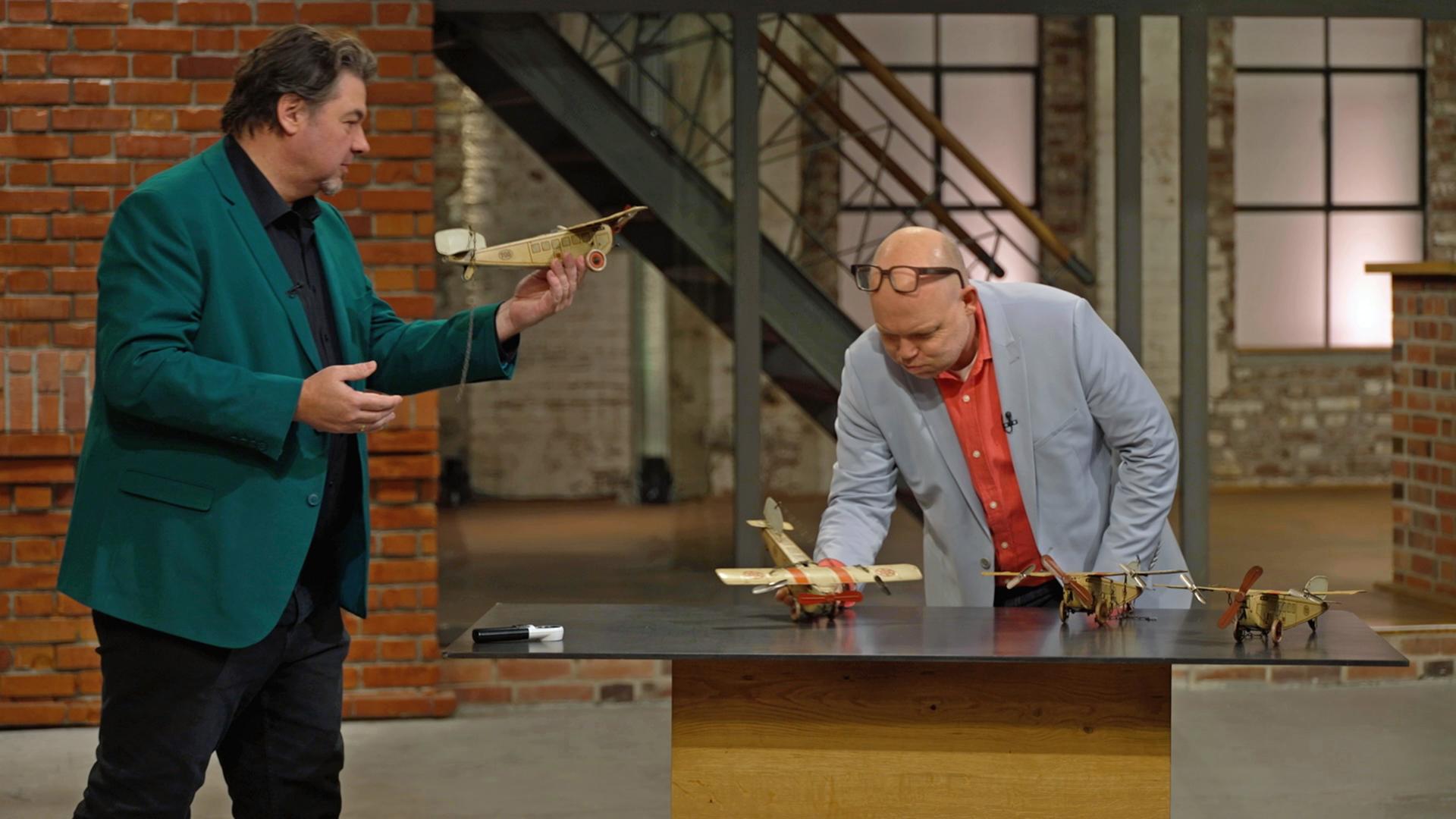 Daniel Meyer und Benjamin Leo Leo mit alten Spielzeugflugzeugen