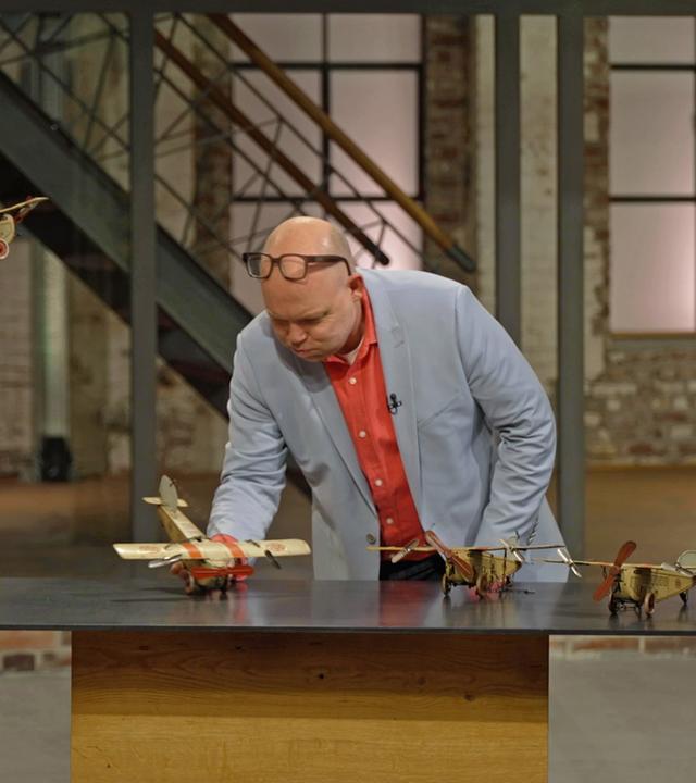 Daniel Meyer und Benjamin Leo Leo mit alten Spielzeugflugzeugen