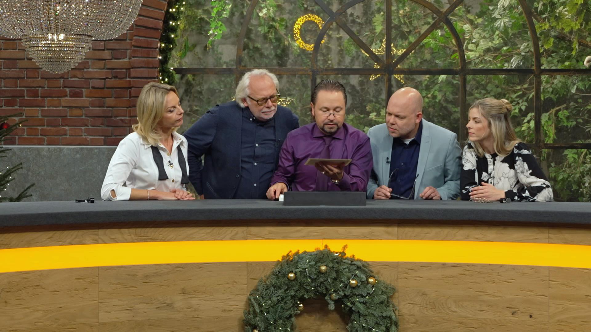 Susanne Steiger, Friedrich Häusser, Wolfgang Pauritsch, Benjamin Leo Leo und Liza Kielon begutachten eine Kohleskizze des Künstlers Walter Leistikow.