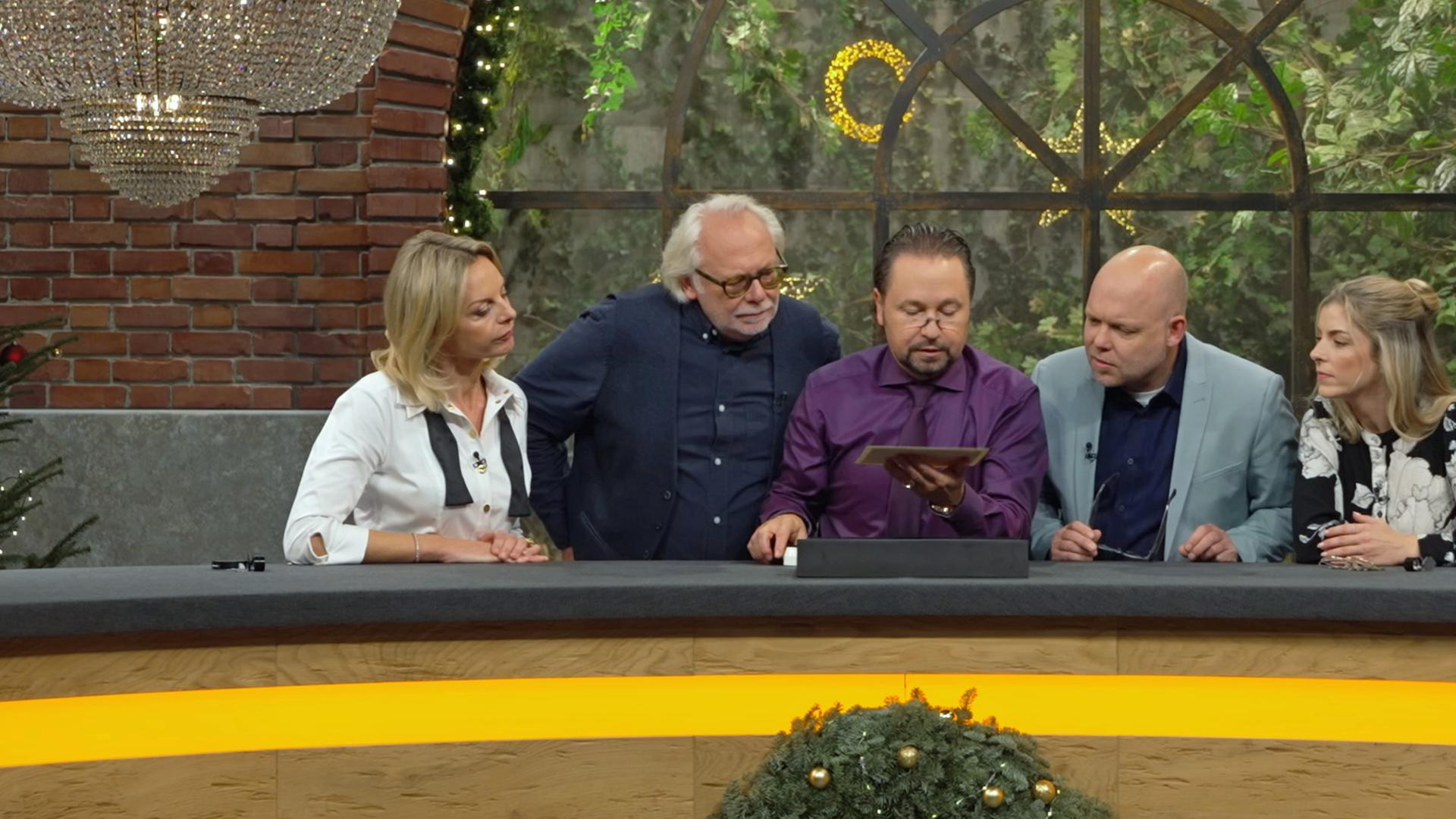 Susanne Steiger, Friedrich Häusser, Wolfgang Pauritsch, Benjamin Leo Leo und Liza Kielon begutachten eine Kohleskizze des Künstlers Walter Leistikow.