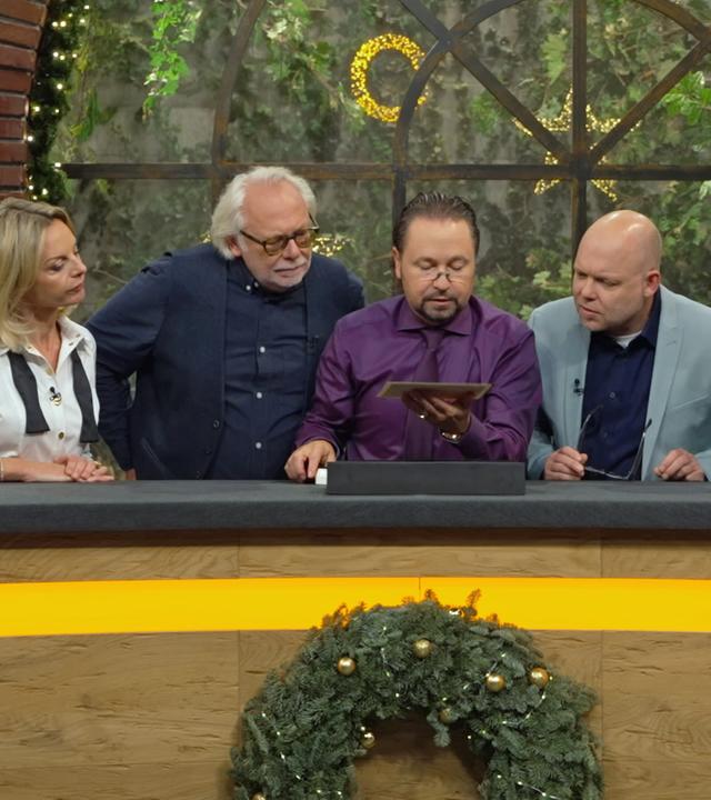 Susanne Steiger, Friedrich Häusser, Wolfgang Pauritsch, Benjamin Leo Leo und Liza Kielon begutachten eine Kohleskizze des Künstlers Walter Leistikow.