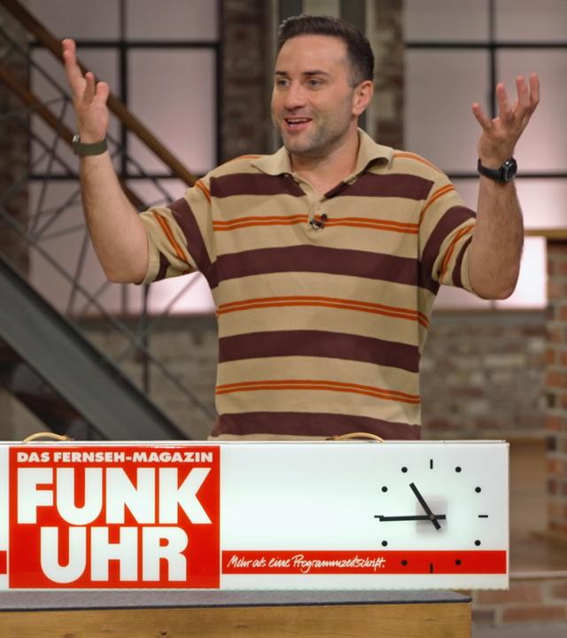 David Suppes mit einer alten Leuchtreklame der Fernsehzeitschrift Funk Uhr.