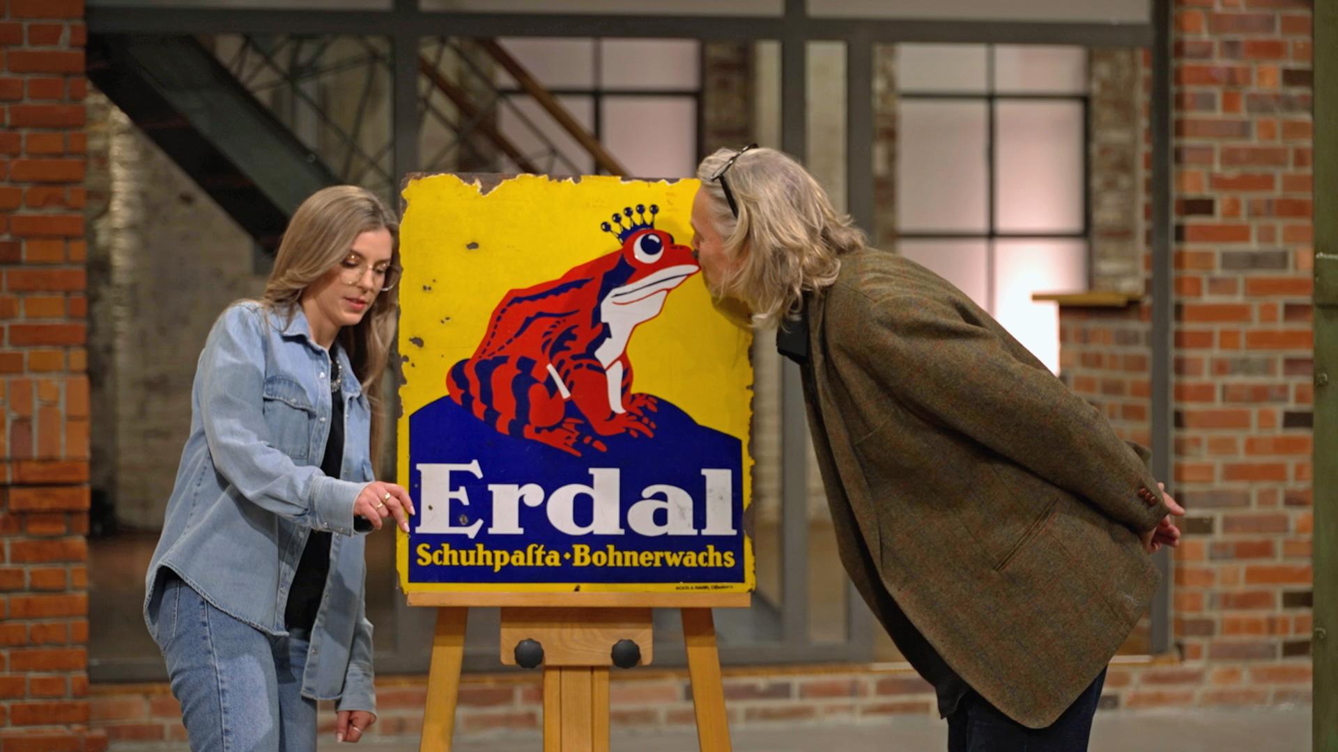 Liza Kielon und Jos van Katwijk mit einem alten Erdal-Werbeschild