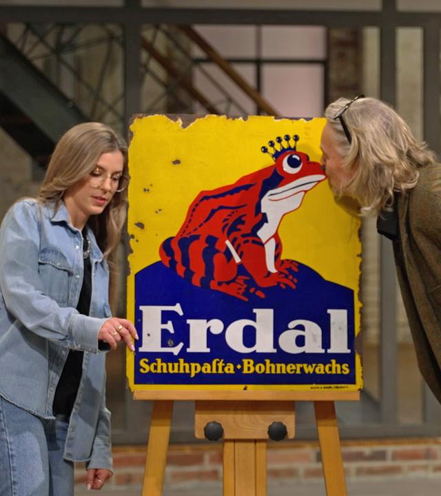Liza Kielon und Jos van Katwijk mit einem alten Erdal-Werbeschild