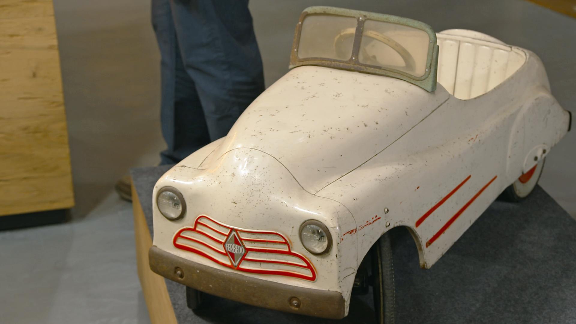 Großes, weißes Blechauto der Marke Ferbedo.