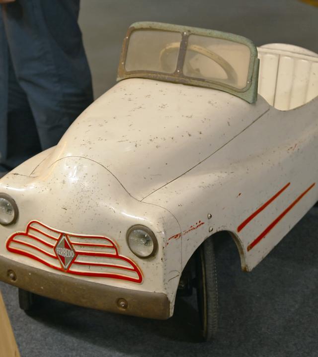 Großes, weißes Blechauto der Marke Ferbedo.