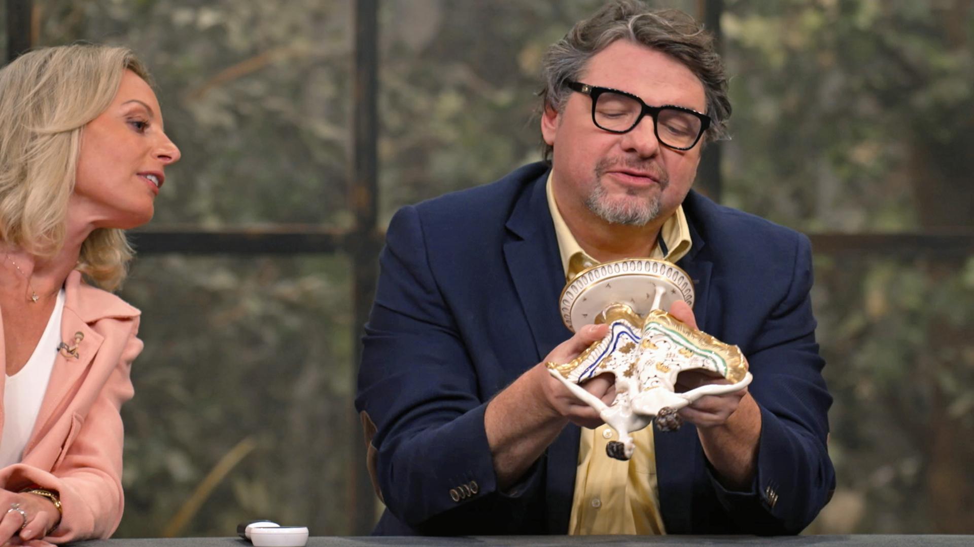 Lisa Nüdling, Daniel Meyer und Jan Cizek begutachten eine antike Porzellanfigur.