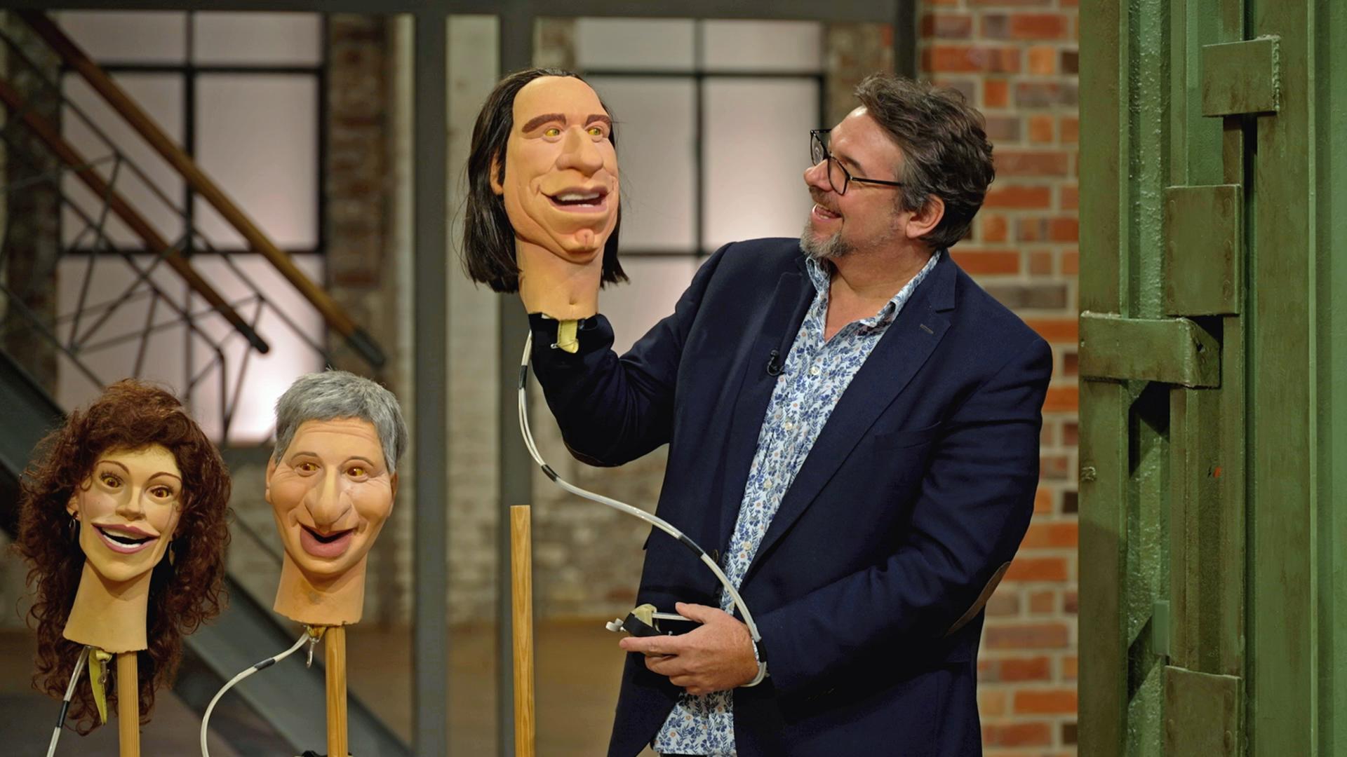 Händler Daniel Meyer mit einem Set Puppenköpfe