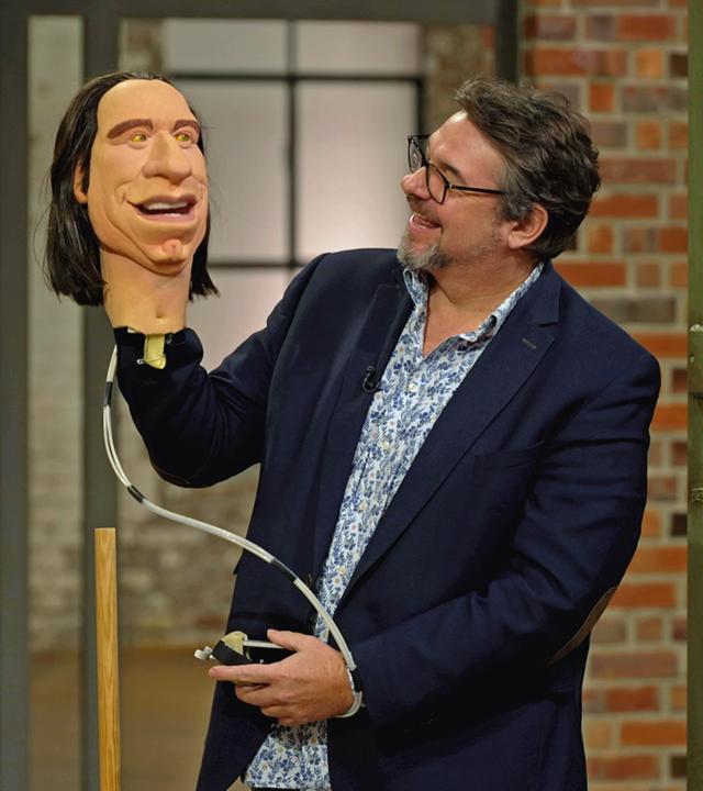 Händler Daniel Meyer mit einem Set Puppenköpfe