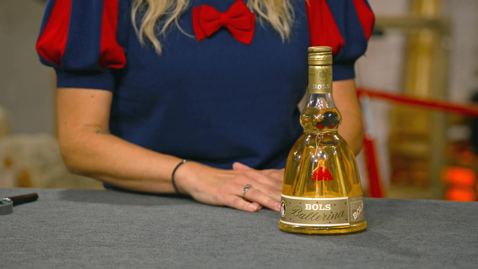 Eine Likörflasche von Bols mit einer tanzenden Ballerina als Spieluhr im Inneren.