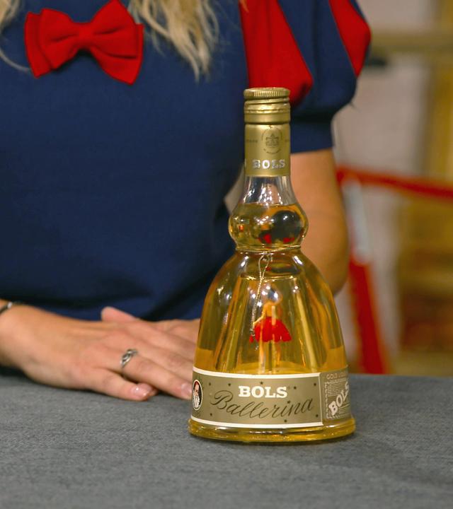 Eine Likörflasche von Bols mit einer tanzenden Ballerina als Spieluhr im Inneren.